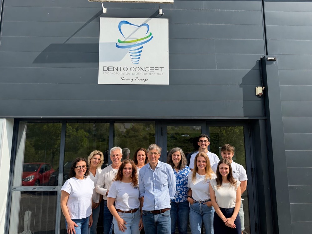 L'équipe de DentoConcept devant le laboratoire, à Rodez