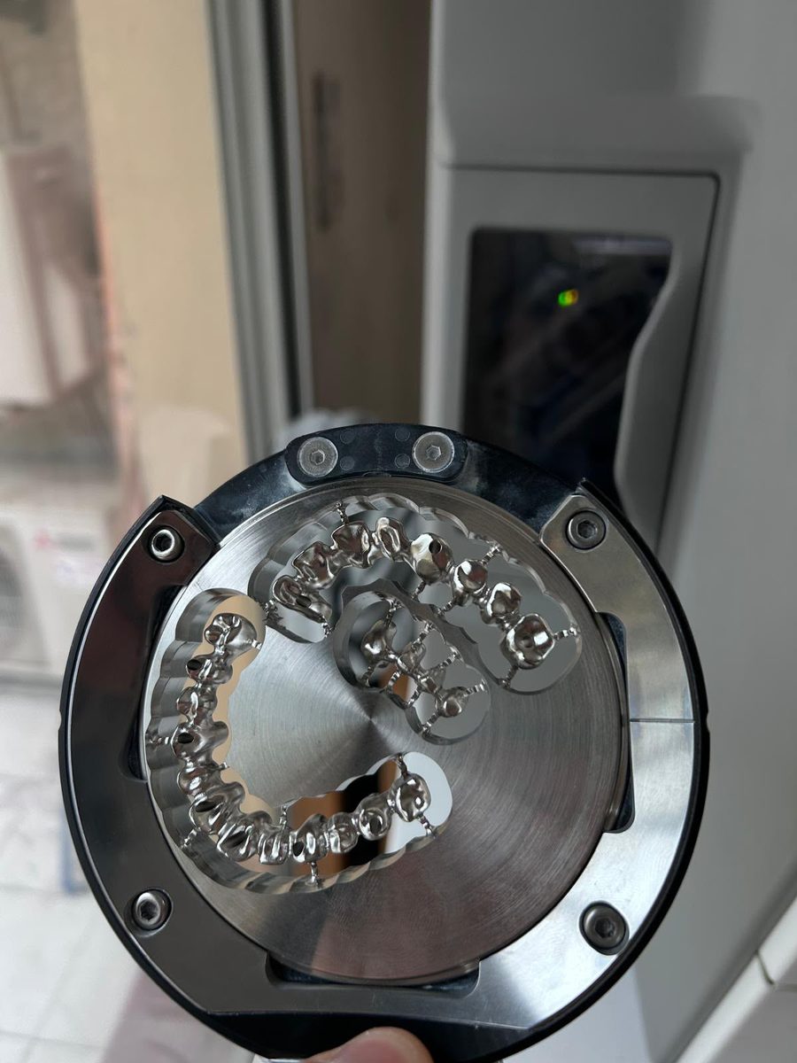 Chrome cobalt usiné en cours de fabrication CAO/FAO